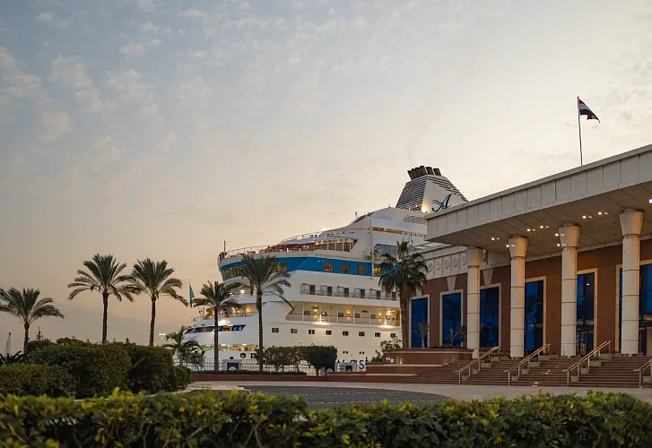 Лайнер Astoria Grande пришёл в порт города Сочи