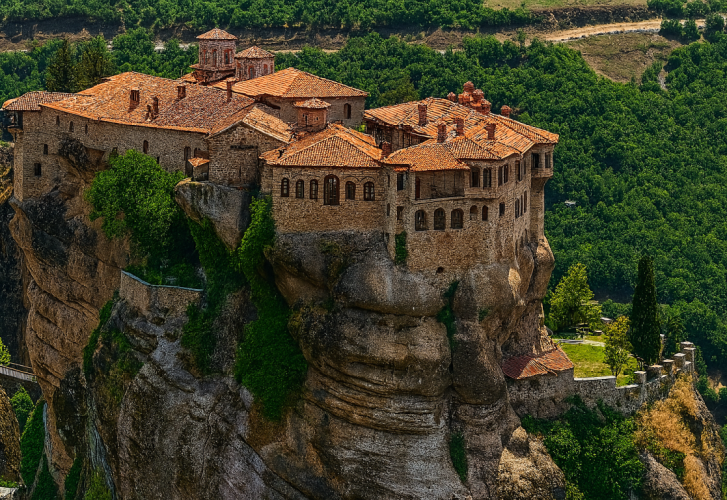 Монастыри на скалах в Греции