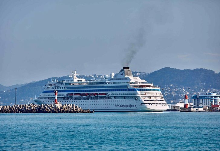 Astoria Grande вновь прибывает в порт Сочи: компания «Аквилон» представляет специальную серию праздничных круизов по Черному морю